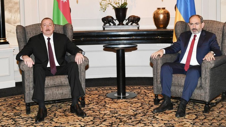 Azerbaijan's President Ilham (L) and Armenian Prime Minister Nikol Pashinyan (R)
