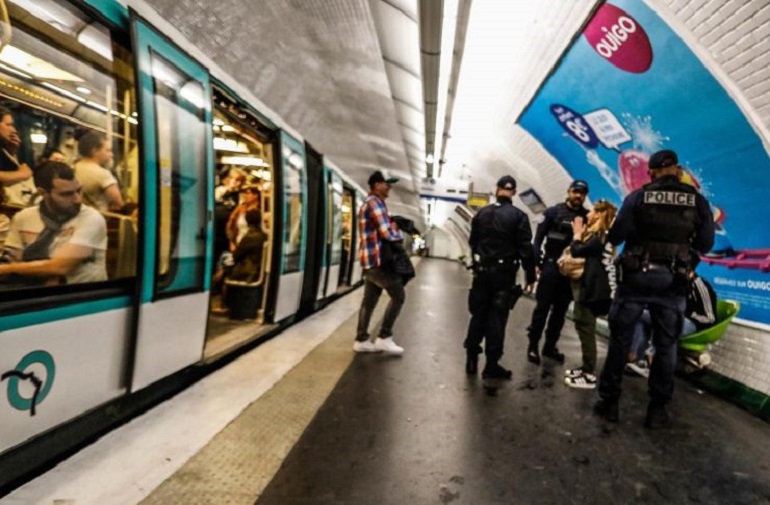 parijs metro zigeuner dievegge