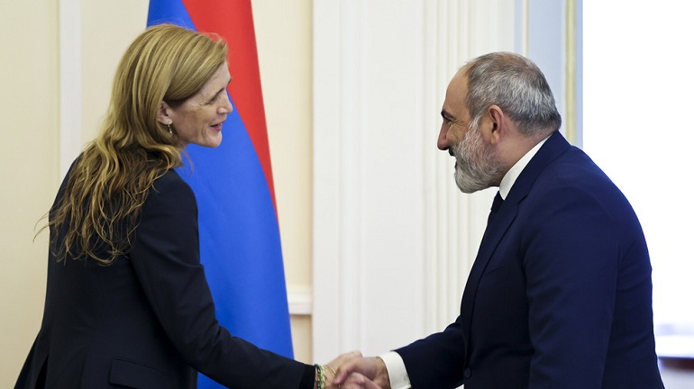 Samantha Power (L) en de Armeense premier Nikol Pashinyan