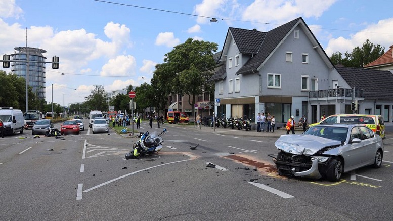 Orban´s Polizeieskorte schwer verunglückt: 2 Motorradpolizisten von 2 Autos gerammt - 1x tödlich verletzt & 1x schwer verletzt- Pressesprecherin im Interview