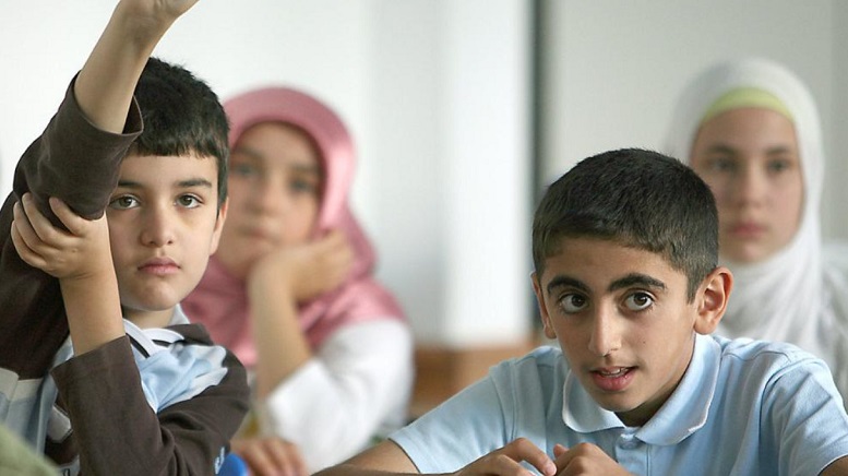schoolklas migranten hoofddoekje